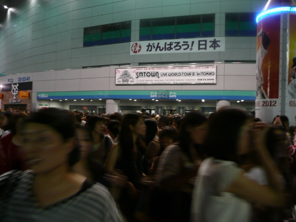 東方神起・少女時代ら出演の「SMTOWN LIVE WORLD TOUR III in TOKYO！」第2日、ファンの熱気が東京ドームを埋め尽くす(1)
