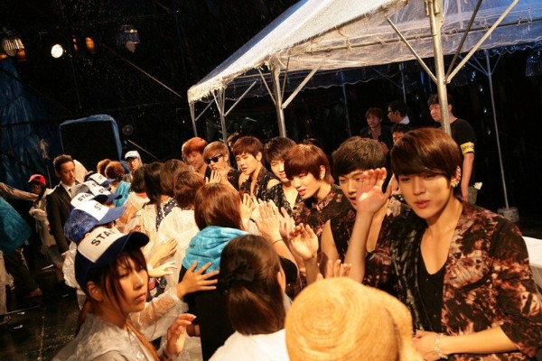 INFINITE、横浜で「She's Back」リリース記念のハイタッチ会　豪雨の中3,000人が参加(1)