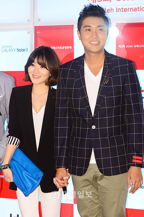 Brown Eyed Girlsナルシャ、監督として映画祭に出席　真紅のスカート＋足元にタトゥーで登場!(4)　チョン・ハユン、ヨ・ヒョンス