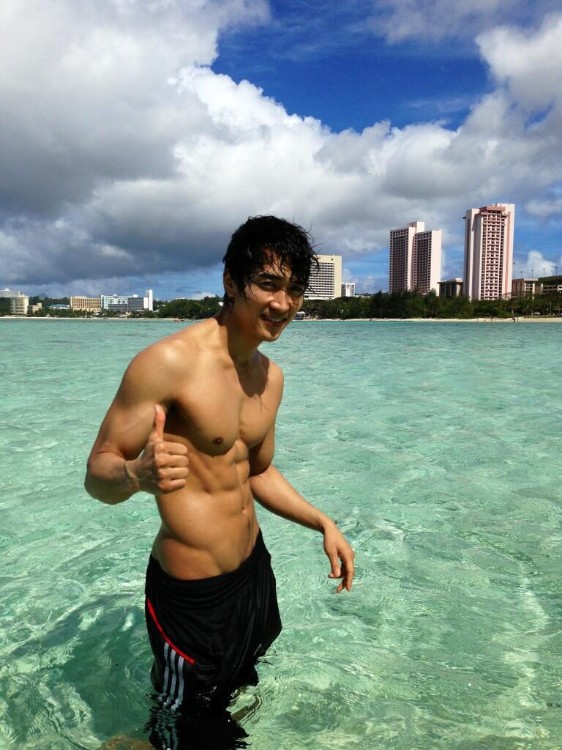 ソン・スンホン『男が○○する時』ツイート写真まとめ(31)　男が愛する時？男が水泳する時