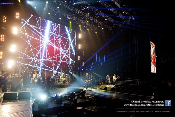 CNBLUE、世界ツアーバンコク公演のライブ写真を公開(4)