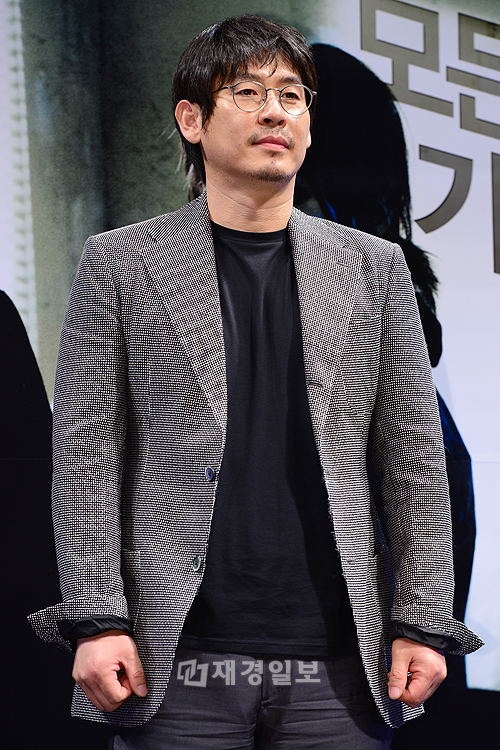 映画『監視者たち』制作発表会、ハン・ヒョジュらが出席(24)　ソル・ギョング
