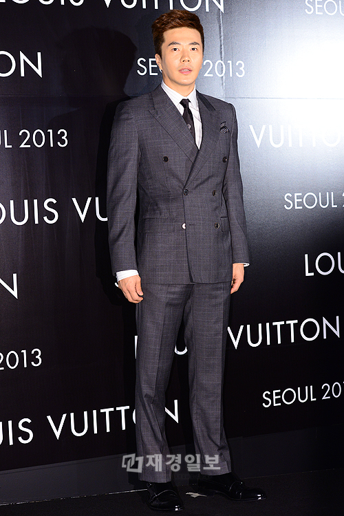 クォン・サンウ、「ルイ・ヴィトン」のイベントでスーツファッション(2)