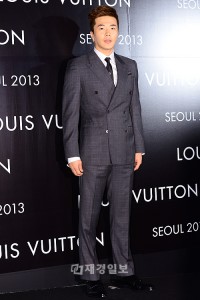 クォン・サンウ、「ルイ・ヴィトン」のイベントでスーツファッション