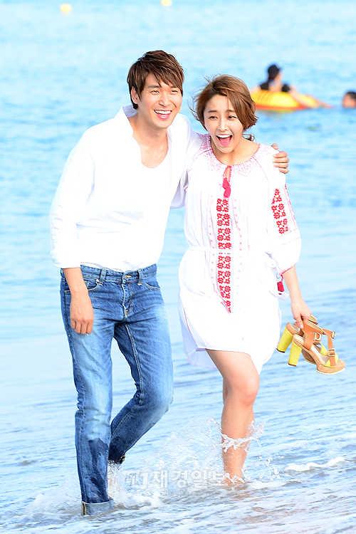 チョン・ギョウン＆チョン・ユミ、『ワンダフルママ』の現場公開　海水浴場でフォトタイム(8)　チョン・ユミ