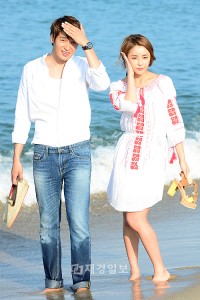 チョン・ギョウン＆チョン・ユミ、『ワンダフルママ』の現場公開　海水浴場でフォトタイム　チョン・ユミ