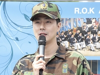 軍服務を終えた韓国の俳優チョ・インソン。