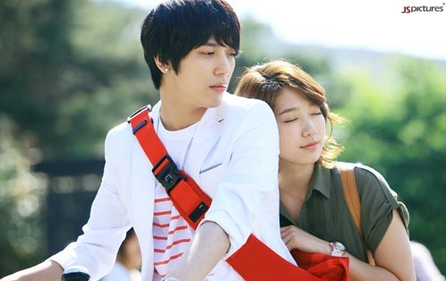 韓国MBCの水木ドラマ「君は僕に惚れた」のジョン・ヨンファ（イ・シン役）とパクシネ（イ・ギュウォン役）のドキドキ自転車デートに期待が高まる。