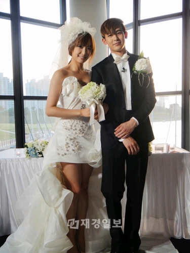 韓国MBCのバラエティー番組「私たち結婚しました」で、アイドルグループ「2PM」のメンバー、ニックンは結婚式を挙げたがっていた妻、女性歌手グループ「f(x) 」のビクトリアのため、「特別な結婚式」を準備した。