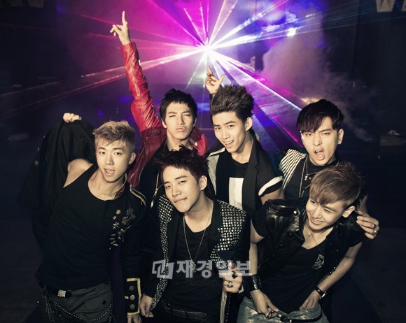 K-POPの“野獣系アイドル”「2PM」が、8日放送の「ミュージックバンク」に続き、10日の「人気歌謡」でも1位を獲得し、韓国の地上波音楽番組を2週連続で制覇した。
