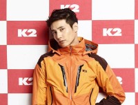 アウトドアブランドK2が、新しい広告モデルとして韓国最高の人気俳優であるウォンビンを起用、1年間の専属契約を結んだ。
