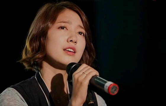 韓国MBCの水木ドラマ「君は僕に恋をした」（邦題：オレのことスキでしょ）のパク・シネ（イ・ギュウォン役）が母校100周年記念公演のヒロインを決めるオーディションで歌を歌う途中に突然涙を流し始め、見る者を不思議がらせる。