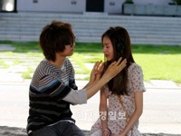 韓国MBCの水木ドラマ「君は僕に恋をした」（邦題：オレのことスキでしょ）でウリ（ヒジュ役）が大泣きし、視聴者の同情を誘った。