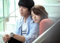 韓国MBCの水木ドラマ「オレのことスキでしょ」であれこれ言い合いながらも仲のいいチョン・ヨンファ（イ・シン役）とパク・シネ（イ・ギュウォン）カップルが、ドキドキの階段デートシーンを公開した。