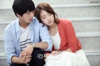 韓国MBCの水木ドラマ「オレのことスキでしょ」であれこれ言い合いながらも仲のいいチョン・ヨンファ（イ・シン役）とパク・シネ（イ・ギュウォン）カップルが、ドキドキの階段デートシーンを公開した。