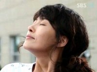 　7月31日に放送された韓国SBSドラマ「女の香り」第4話で、キム・ソナが演じるヒロインの痛快な「死ぬ前にやっておきたいことリスト」が視聴者の共感を呼んだ。