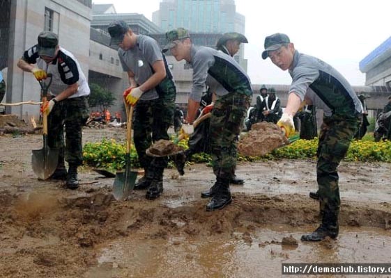 7月28日午後、国防広報院のブログで「広報支援隊員水害復旧支援現場」というタイトルで、兵役中の韓国俳優イ・ジュンギが復旧作業をしているの姿が公開された。写真＝国防広報院ブログ