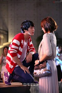 韓国MBCの水木ドラマ「君は僕に恋をした」（邦題：オレのことスキでしょ）のチョン・ヨンファ（イ・シン役）が、みんなの前でパク・シネ（イ・ギュウォン役）に愛のセレナーデで告白し、初キスを交わす。