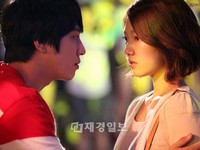 韓国MBCの水木ドラマ「君は僕に恋をした」（邦題：オレのことスキでしょ）のチョン・ヨンファ（イ・シン役）が、みんなの前でパク・シネ（イ・ギュウォン役）に愛のセレナーデで告白し、初キスを交わす。
