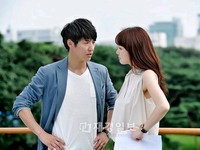 韓国MBC水木ドラマ「負けてたまるか！」（脚本イ・スクジン、演出イ・ジェドン）のチェ・ジウとユン・サンヒョンが屋上でケンカシーンを熱演した。写真：韓国MBC