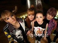 「Ugly」「I AM THE BEST」などで韓国音源チャートを総なめにしている女性4人組グループ「2NE1」（トゥエニィワン）の新曲「Hate you」のステージが、8月4日夕方6時放送のMnet「Mカウントダウン」で初公開された。