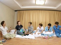 視聴者の意見を反映して行われる韓国のバラエティー番組「E!TV 完璧バラエティアイドル挑戦記」で多数の視聴者が「2PMはオフの日は何をしているか」という質問をしたという。