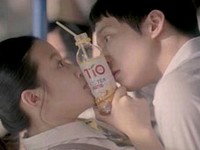 　韓国の食品メーカー、東西食品が販売しているアイスティー「TiO(ティオ)」の新しいTV広告に、JYJのパク・ユチョンが登場、初々しく親近感の湧く新任教師に扮しており、注目を集めている。