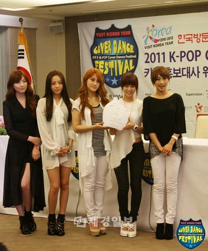 「2010-2012 Visit Korea Year（韓国訪問の年）記念 2011 K-POPカバーダンスフェスティバル」の広報大使就任式が10日、韓国のプレスセンター記者会見場で開かれ、韓国女性歌手グループの「KARA」(カラ)が広報大使に就任した。
