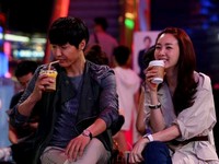 8月24日に初放送を予定している韓国MBC水・木ドラマ「負けてたまるか」の撮影現場に、いつも姿を現している人々がいる。それはユン・サンヒョンを見るために日本から来た女性ファンたち！