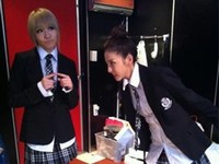 2NE1のサンダラ・パクとCL、制服姿のコミカルな写真が話題！