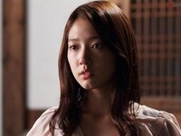 韓国MBCの水木ドラマ「オレのことスキでしょ」（原題：君は僕に恋をした）のパク・シネ（イ・ギュウォン役）がイ・ギュウォンならではのボブヘアーから一層女性らしさが感じられるロングウェーブヘアーに変身、成熟した女性の香りを漂わせ目を引いている。