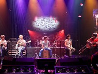 韓国の男性5人組バンド「FTISLAND」（FTアイランド）の単独コンサート「PLAY FTISLAND 2011 IN SEOUL」が20日、ソウルアクスコリアで開かれ、会場に集まった大勢のファンを魅了した。
