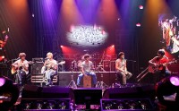 韓国の男性5人組バンド「FTISLAND」（FTアイランド）の単独コンサート「PLAY FTISLAND 2011 IN SEOUL」が20日、ソウルアクスコリアで開かれ、会場に集まった大勢のファンを魅了した。