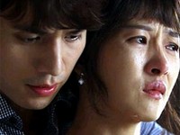 韓国SBSドラマ「女の香り」第10話が視聴率20.2％を記録し、週末ドラマでNO.1に輝いた。胆のうがん末期の余命宣告を受けたキム・ソナが残った人生を淡々と整理しようとするが、その過程において涙を流し哀願する姿が描かれ、視聴者の胸を打った。