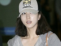 韓国KBS2の月火ドラマ「スパイ・ミョンウォル」の一時撮影拒否で物議を醸した騒動の主、女優ハン・イェスルの撮影復帰に多くの視線が集まる中、彼女の空港でのファッションにも注目が集まっている。