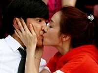 ユン・サンヒョンとチェ・ジウが韓国MBCドラマ「負けてたまるか！」で大胆なキスシーンを見せ話題となっている。