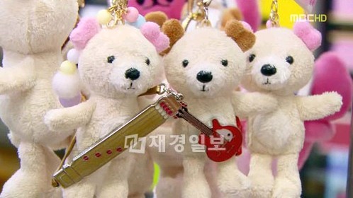 チョン・ヨンファとパク・シネが主演した韓国ドラマ「オレのことスキでしょ」（原題：君は僕に恋をした）は18日に放送終了したが、ドラマの中で二人が交換し合ったクマの携帯ストラップが発売されることで注目を集めている