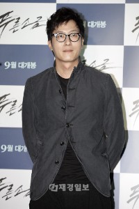 ソン・ガンホ主演の韓国映画「青い塩」のVIP試写会が開かれ、出演者らが参加した。写真はキム・ジュヒョク。