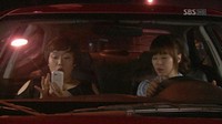 韓国SBSドラマ「ボスを守れ！」第7話でハ・ジェスクがチェ・ガンヒと車で走行中、携帯の液晶を見ながら満足げな笑みを浮かべる様子が描かれた。というのは、その液晶の中にヒョンビンとウォンビンの写真が入っていたからだ。