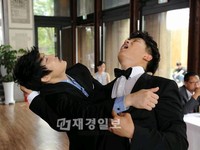 韓国SBSの水木ドラマ「ボスを守れ」(脚本クォン・ギヨン、演出ソン・ジョンヒョン、製作エイストーリー)の主演俳優チソンが乱闘シーンの撮影について、「こんな子どもみたいなメチャクチャなケンカは初めて」との感想を伝えた。写真=韓国SBS