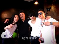 韓国の3人組男性グループ「AZIATIX」(アジアティックス)が、ドラマ「ボスを守れ」の“ムヌニム”ことJYJのキム・ ジェジュンと一緒にいる証拠写真を公開した。写真＝ルンコム