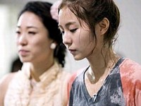 28日放送の韓国ドラマ「烏鵲橋の兄弟」第8話ではAFTERSCHOOLユイが卵や飲み物を浴びせられる。写真=チョロクペムメディア