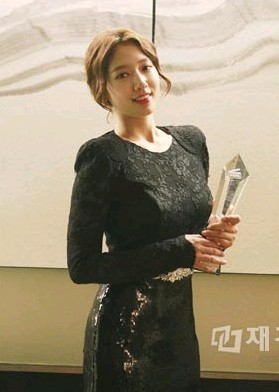 韓国女優パク・シネが26日に中国で盛大に開かれた「2011LETV映画＆ドラマ授賞式」でアジア人気スター賞を受賞するという栄誉に輝いた。