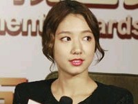 韓国女優パク・シネが26日に中国で盛大に開かれた「2011LETV映画＆ドラマ授賞式」でアジア人気スター賞を受賞するという栄誉に輝いた。