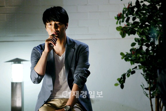韓国MBCの水木ドラマ「負けてたまるか！」でヒーロー、ヨン・ヒョンウを演じる俳優ユン・サンヒョンが同ドラマのOSTに参加し、注目が集まった。