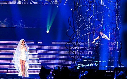 人気ガールズグループ「2NE1」のメンバー、パク・ボムが初の2NE1単独コンサートで実の姉と共演し話題になった。
