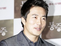 韓国俳優クォン・サンウが洗練されたスーツ姿で映画「痛み（トンズン）」のメディア試写会に参加した。