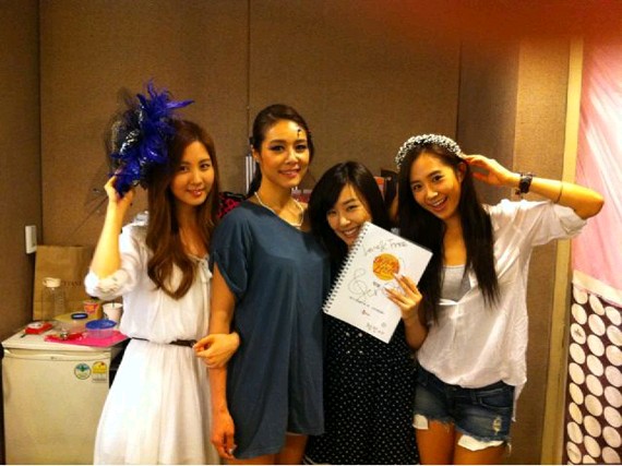韓国歌手でミュージカル女優のオク・ジュヒョンがガールズグループ「少女時代」との仲良し認証ショットを公開した。
