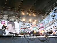 韓国の4人組人気アイドルバンドCNBLUEが27日に音楽フェス「音楽と髭達 2011－Message」に参加し、1万5000人余りの観客を熱狂させた。
