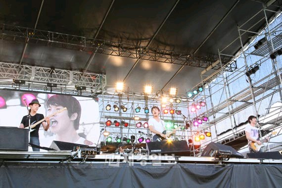 韓国の4人組人気アイドルバンドCNBLUEが27日に音楽フェス「音楽と髭達 2011－Message」に参加し、1万5000人余りの観客を熱狂させた。
